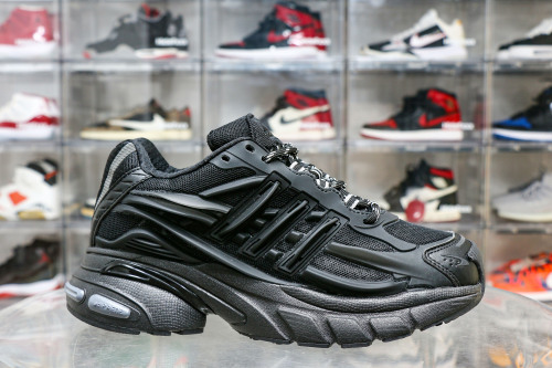 Pharrell x adidasAdistar Jellyfish “Triple Black”