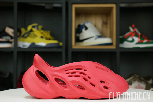 Yeezy Foam RNNR Vermillion（A1）