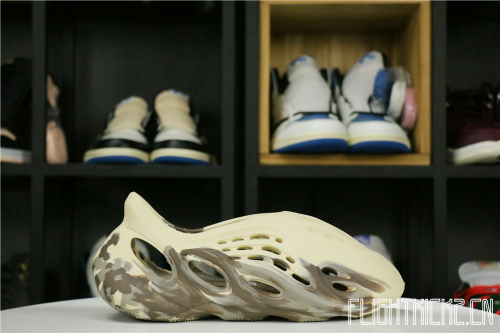 Yeezy Foam RNNR MX Cream Clay (GX8774油画）（A1）