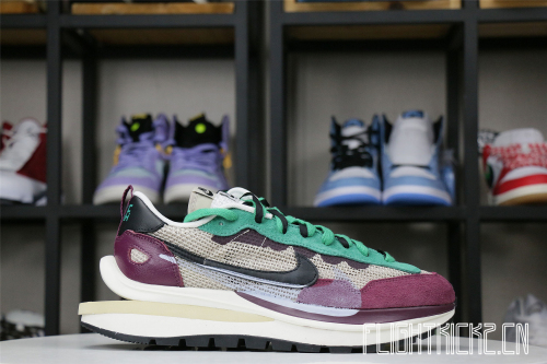 Nike Vaporwaffle sacai Villain Red Neptune Green（A1）